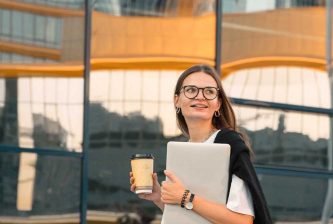 girl-wearing-ceramic-bracket-smiling